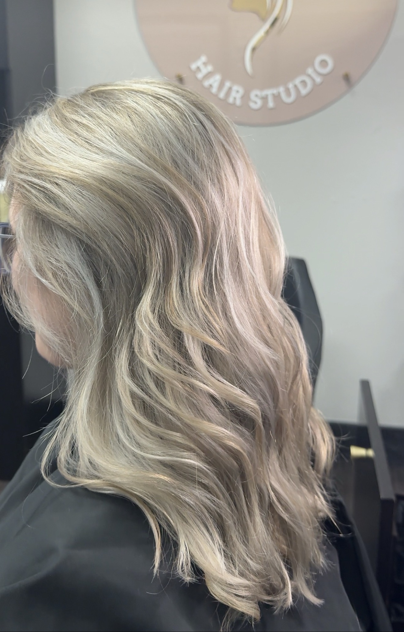 Soft dimensional blonde waves